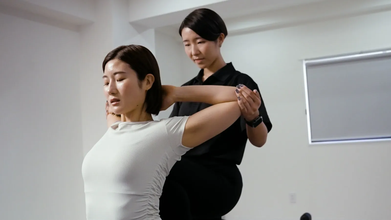 トレーナーによる肩まわりのストレッチ